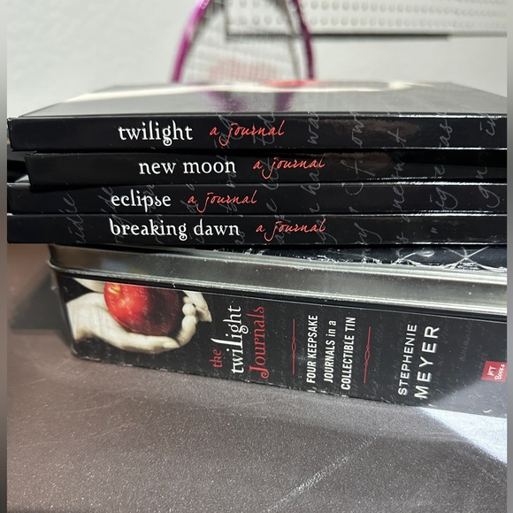 Ultimate Twilight Saga Collectible Bundle – Books, Games, Blanket & More! - Picture 3 of 16